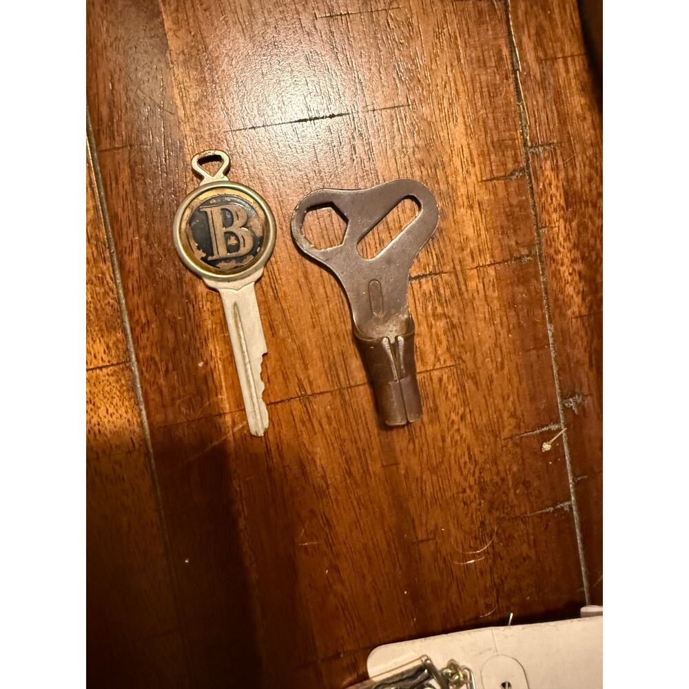 Lot of vintage keys , one is open barrel